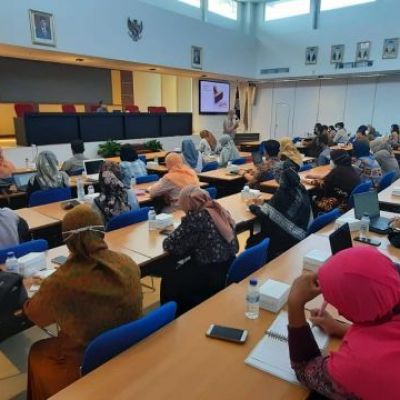 Perkuat Penelitian, Pascasarjana Gelar Kuliah Tamu Bersama Prof Andrzej Cirocki dari UK