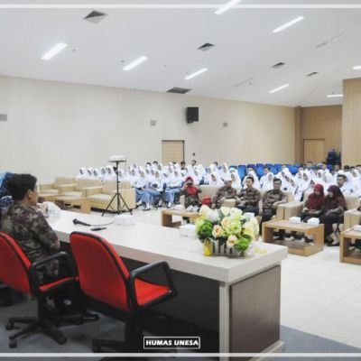 Tempuh Perjalanan Jauh ke Unesa untuk Bekali Siswa Motivasi dan Informasi