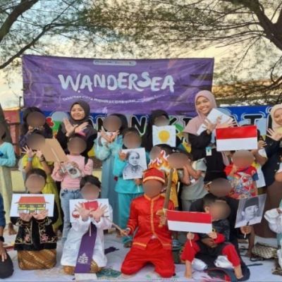 Cara Unik Mahasiswa PKM-PM UNESA Beri Edukasi Anti-Perundungan kepada Anak-anak Kampung Pelangi