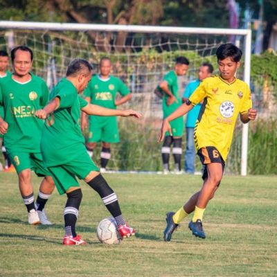 Laga Persahabatan UNESA FC Menang 2-1 Atas KKG PJOK Gresik