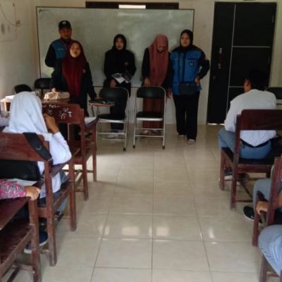 Akses Sulit, Ormada UNESA Sosialisasi Kampus Sampai di Kawasan Terpencil