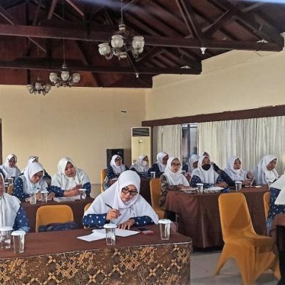 Tim UNESA Bekali Guru dengan Skill Merancang dan Membelajarkan Anak Usia Dini