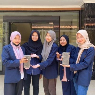 Kreatif, Mahasiswa FMIPA Sulap Sampah Plastik jadi Paving