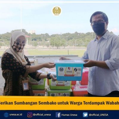 Unesa Berikan Sumbangan Sembako untuk Warga Terdampak Wabah Covid-19