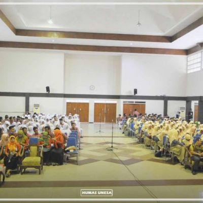 Dua SMA Berburu Informasi Jalur Masuk ke Unesa