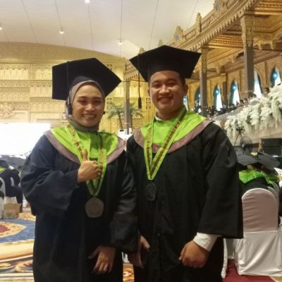 Keren Ya Dari Cinlok, Pasangan Ini Kompak Wisuda Bareng di UNESA