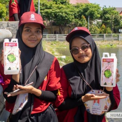 Penuangan Eco-Enzyme, Aksi Nyata FMIPA untuk Lingkungan Berkelanjutan