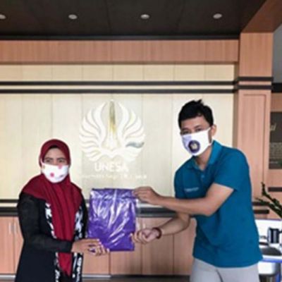 PENDISTRIBUSIAN ALAT PELINDUNG DIRI HAZMAT OLEH TIM PKM DAN UNESA CRISIS CENTRE