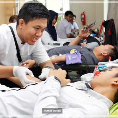 Bantu Penuhi Kesediaan Darah di UTD PMI Bangkalan, Unesa Gelar Kegiatan Donor Darah