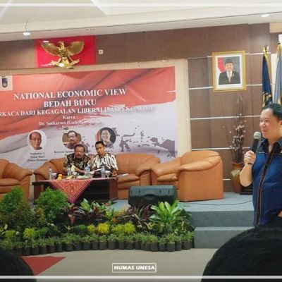 Bedah Buku, Dr Soekarwo bagi Pengalaman Ekonomi ke Mahasiswa Unesa