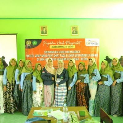 Tim UNESA Lakukan Sinkronisasi Kurikulum Merdeka pada Elemen Sustainable Fashion di SMK Hidayatus Sholihin Kediri
