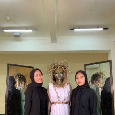 Sisip Pesan Lewat Karya, Dua Mahasiswi UNESA Juarai Lomba Tata Rias