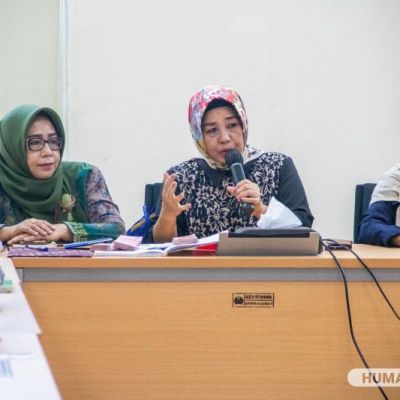 Srikandi UNESA Belajar Membuat Buket dari Bahan Sederhana