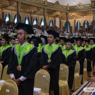 Cerita Haru sang Kakak Hadiri Wisuda Adiknya yang Telah Tiada