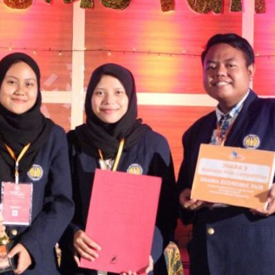 Mahasiswa UNESA Gagas Bisnis Busana Muslim Kuatkan Desain dengan Sentuhan Batik