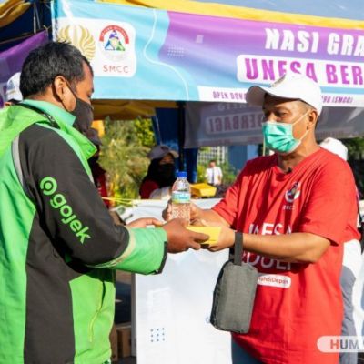 Jumat Berkah Unesa Kembali Bagikan 300 Paket Nasi untuk Warga dan Pengguna Jalan