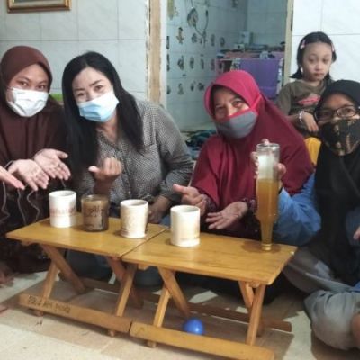 Prodi Sosiologi UNESA Latih Ibu-ibu Membuat Selai dan Sirop