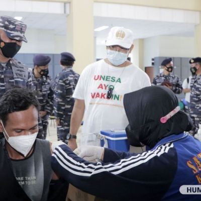 Dalam Rangka HUT ke-76 TNI Angkatan Laut, STTAL Gelar Serbuan Vaksin TNI AL di UNESA