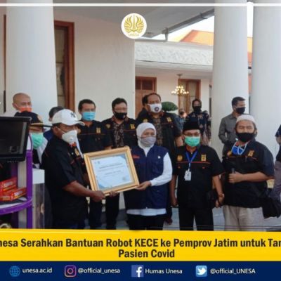 Unesa Serahkan Bantuan Robot KECE ke Pemprov Jatim untuk Tangani Pasien Covid