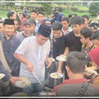 Bersinergi Bersama Masyarakat Unesa Gelar Bukber Bagi Pengguna Jalan