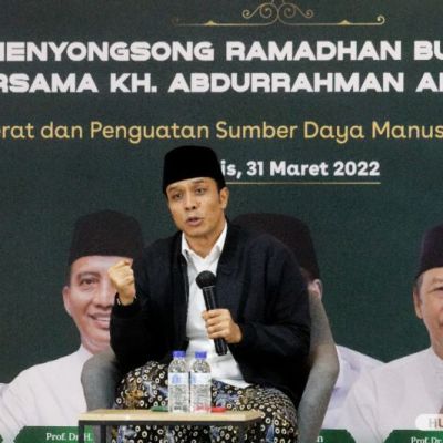Tausiah di UNESA, Gus Kautsar Ingatkan Pentingnya Menebar Cinta Kasih kepada Sesama
