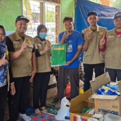 Peduli Banjir Sumatra, Fakultas Kedokteran Unesa Salurkan Sembako di Ponpes Darul Mukhlisin dan Desa Tanjung Karang