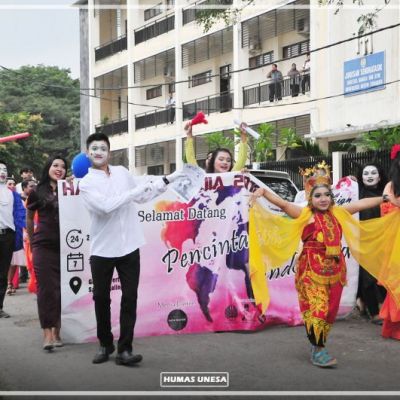 Pawai Teater Dunia Ramaikan Unesa