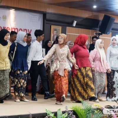 Tuntas Peserta English Access Microscholarship Rayakan Kelulusan