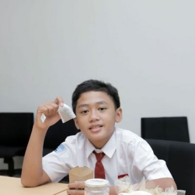 Siswa Kelas V SD Labschool Unesa Olah Tanaman Liar Jadi Teh ALOTGAN