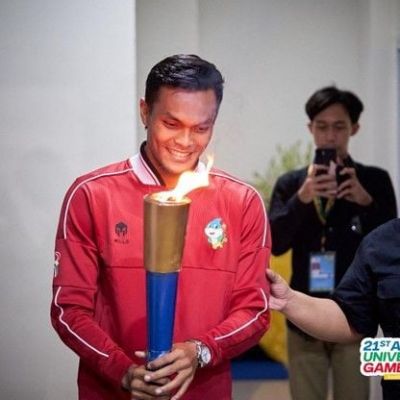 Kala Mahasiswa FIKK UNESA Rachmat Irianto Didapuk Jadi Pembawa Obor Api Pembukaan AUG XXI 2024