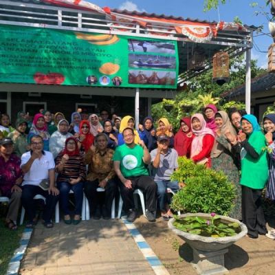 Wujudkan Lingkungan Berkelanjutan, Tim UNESA Beri Pelatihan Pembuatan Eco-Enzyme untuk Warga Tenggilis