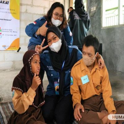 Pengabdian Relawan UNESA, Wujudkan Kampus Ramah Disabilitas