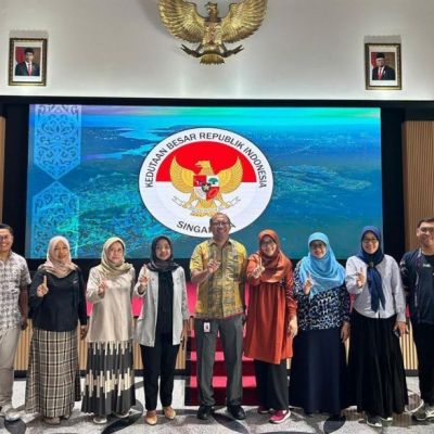 Peduli Pekerja Migran, UNESA Gelar PKM Internasional di Singapura