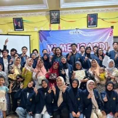 Gerakan Sederhana dan Berdampak ala Mahasiswa Unesa Fasilitasi Warga Mojokerto Gunakan Digital Payment untuk Usaha