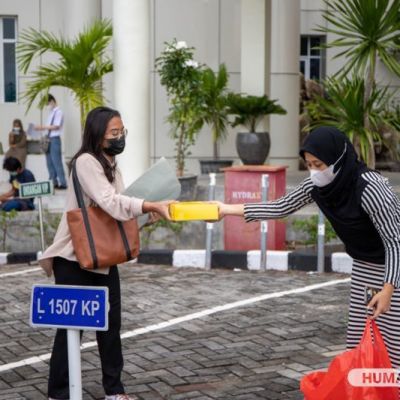 Berbagi di Bulan Suci, Unesa Salurkan 750 Paket Takjil