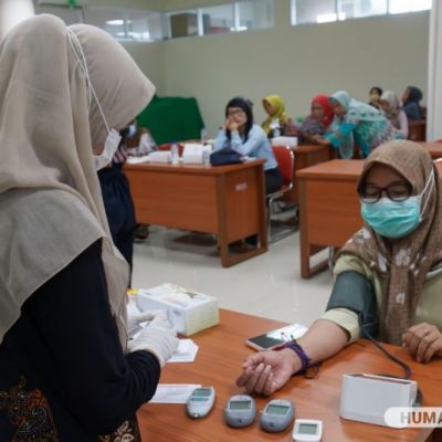 Cegah Penyakit Berbahaya, DWP UNESA Helat Penyuluhan Kesehatan bersama Viva Generik