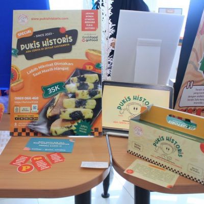 Mahasiswa DKV Suguhkan Ragam Kemasan Jajanan Tradisional dalam Pameran Pasar Desain