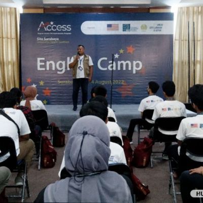 Puluhan Peserta Program Access Ikut English Camp di UNESA