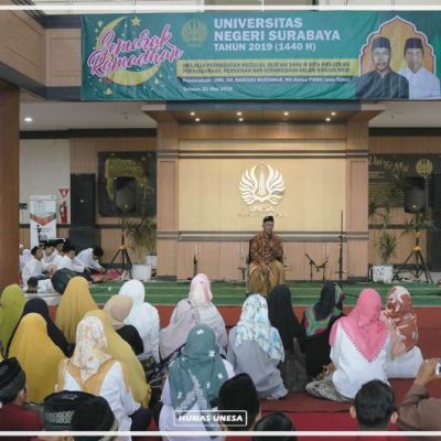 Unesa Berikan Santunan kepada Anak Yatim dalam Peringatan Nuzulul Quran 1440 H