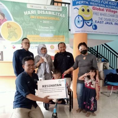 Peringati Hari Disabilitas Internasional, UNESA dan Mitra Salurkan 300 Kursi Roda untuk Anak Disabilitas