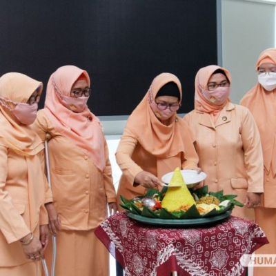 Peringati Harlah ke-22, DWP UNESA Beri Santunan dan Pasang Konektor Masker Bersama