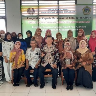 Prodi S-2 PTK Latih Guru SMK Gresik Kreatif Buat Sanggul Asimetris