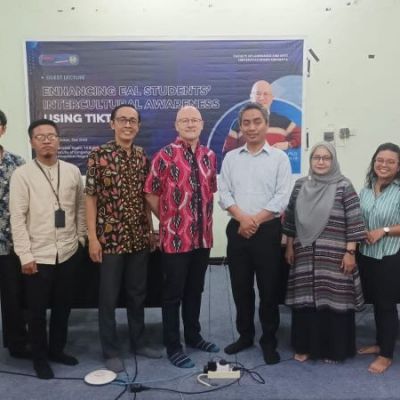 Pakar dari UK Beri Kuliah Enhancing EAL Students Intercultural Awareness Using TikTok di UNESA
