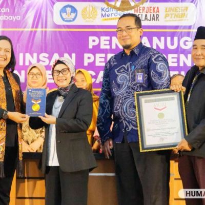 UNESA Jalin Kerja Sama dengan Yayasan Pendidikan dan Catatkan MURI