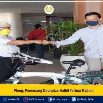 Plong, Pemenang Doorprize Halbil Terima Hadiah