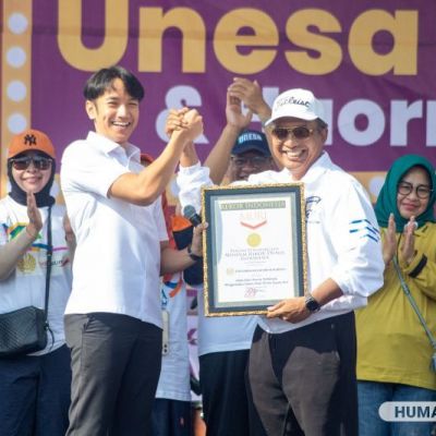 UNESA Sampaikan Makna Perbedaan Lewat Sepatu Beda Warna, Lagi Catatkan Rekor MURI