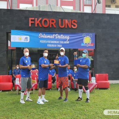 Pimpinan Unesa Bertanding dalam Turnamen Tenis Sahabat Rektor dan Sepak Bola UNS
