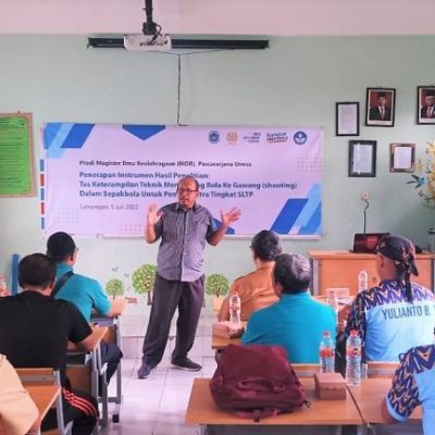 UNESA Bekali Guru dengan Tes Keterampilan Teknik Sepak Bola di Lamongan