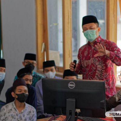 Tingkatkan Skill Santri, UNESA Adakan Pelatihan Produksi Konten Media Sosial