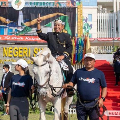Naik Kuda dan Penyiraman Kalpataru Warnai Pembukaan PKKMB UNESA